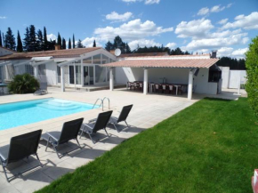 Villa de 6 chambres avec piscine privee sauna et jardin clos a Meynes